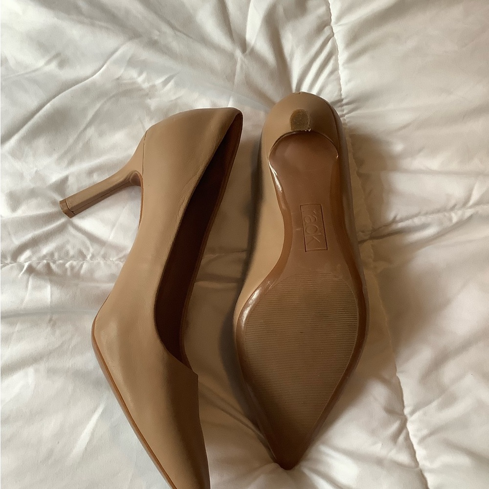 Nordstrom Rack Leather Pump Heels with Pointed Toe - Picture 3 of 4